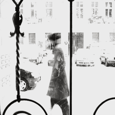 Mann im Schnee durch Glasscheibe