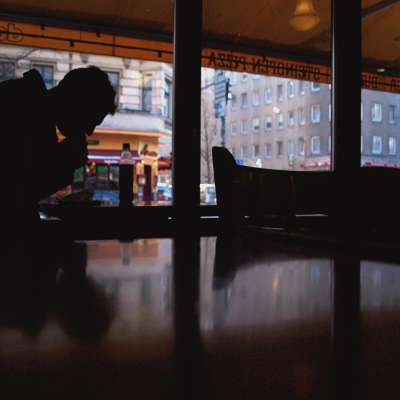 Mann-im-tuerkischen-Imbiss