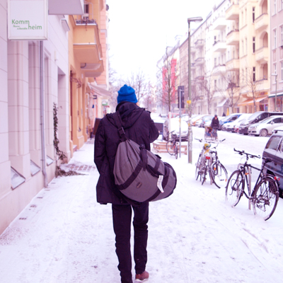Mann mit Tasche in Immanuelkirchstrasse