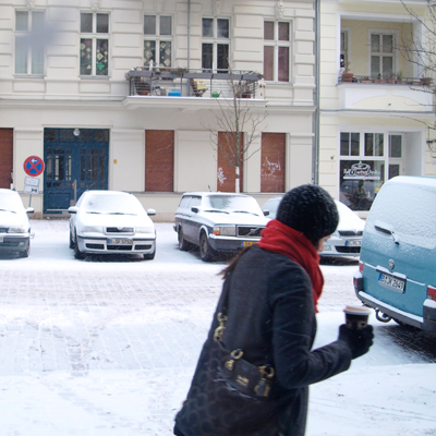 Rumlaufen mit Kaffeebecher
