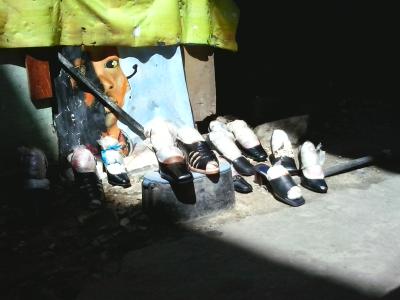 Schuhe am Kijiweni, März 2013. Schuhe am Kijiweni, März 2013.