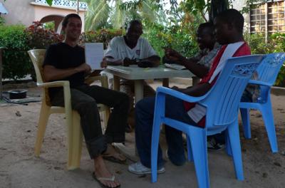 Besprechung unterm Baum: Sie Alten vom Stein und ihre "Satzung"