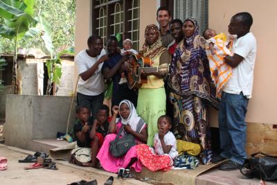 Zum Schluss nochmal alle zusammen: Gruppenbild mit Gitarre