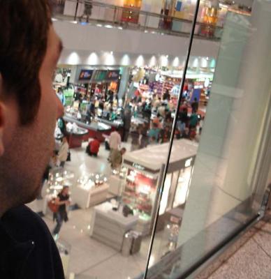 Glitzernder Schein: Der Duty Free Bereich eines international riechenden Flughafens irgendwo am Arabischen Golf.