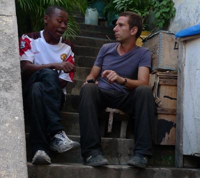 Hier besteht kein Zweifel: Der Feldfrosch mit Aufnahmegerät ist gekommen um "Daten" mit nach Hause zu nehmen.