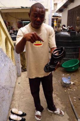 Es muss noch etwas anderes geben außer <br />
Schuhe, Schuhe, Schuhe: H. hat genug.<br />
