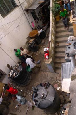 Der Hinterhof am "Maskani": Hier werden morgens die Schuhe gewaschen, geklebt, gebürstet. Die Jungs sagen dazu auch, sie "verhexen" die Schuhe.