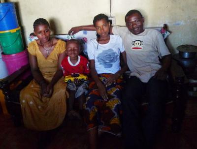 Neun Quadratmeter Wellblechglück: Seine Frau, sein Sohn, seine Schwägerin<br />
und H. in ihrem alten Leben in der Stadt.<br />
