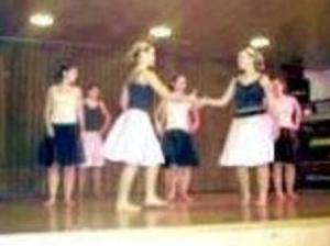 Maedchen-Ballet-des-Dorfes-meines-Urgrossvaters