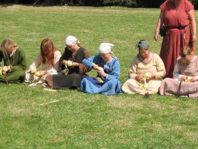 Die Äpfel werden geschält