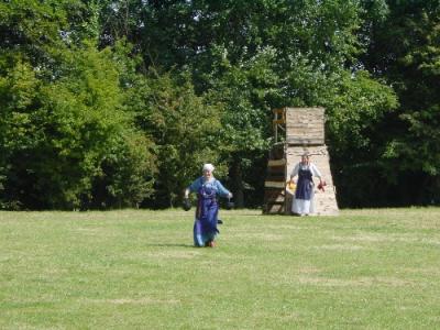 Eine Sportlerin beim Wassertragen