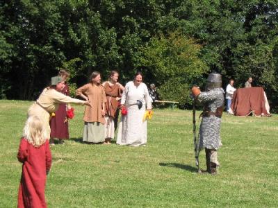 Ein Ritter wird mit einer Kelle beworfen