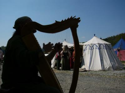 Jonny der Harfenspieler und Joergs Stoffe-Stand