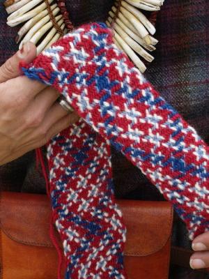 Band in Sprangtechnik rot, weiss, blau