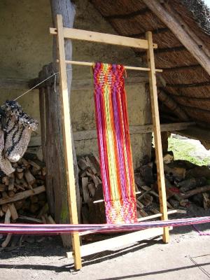 Sprangrahmen mit dicker bunter Wolle