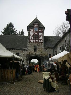 Eyneburg, Innenhof mit Markt