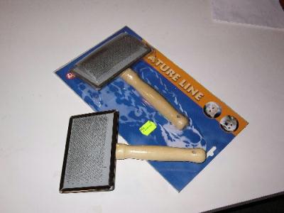 Zwei Hundebuersten mit Metallzinken 