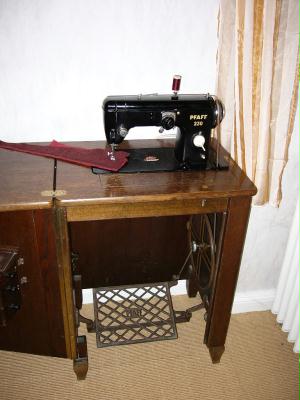 Nähmaschine mit Tisch