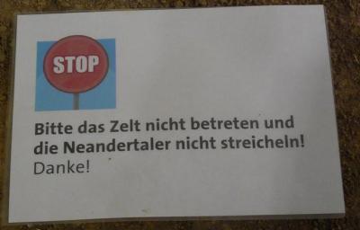 Schild mit der Aufschrift Bitte das Zelt nicht betreten und die Neandertaler nicht streicheln! Danke
