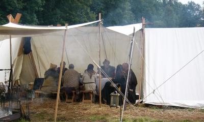 Wikinger sitzen unter dem Vordach