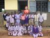 Ich mit einem Teil der WCN Kinder vor der Bushikori Primarz School.