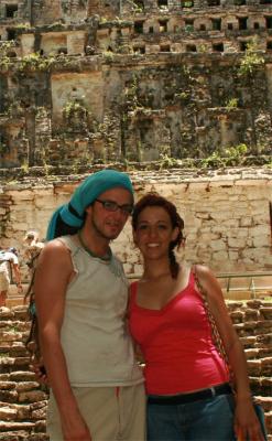 MIt Ana Lucia vor der grossen Akropolis von Yaxchilan