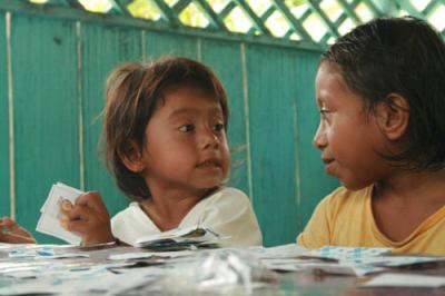 Zwei aufgeweckte Kinder der Lacandonen