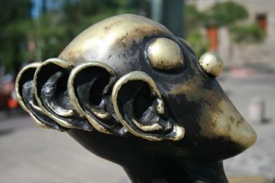 Vor den cabañans in Guadalajara befinden sich interessante Sitzgelegenheiten in Menschengestalt. Dies ist das Ende einer Lehne. Vor den cabañans in Guadalajara befinden sich interessante Sitzgelegenheiten in Menschengestalt. Dies ist das Ende einer Lehne.