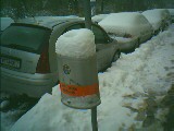 schnee auf müllkübel