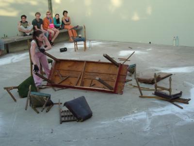 Sinead schmiert sich Bienenhonig auf's Knäckebrot.