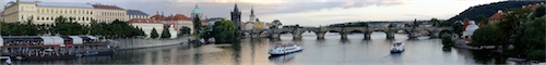 Prag: Moldauufer mit Karlsbrücke im Abendlicht