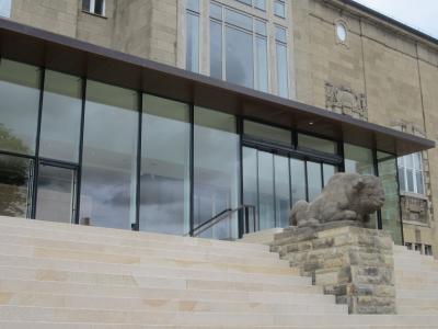 Die neue Treppe der KUNSTHALLE zu Kiel mit Wisent Die neue Treppe der KUNSTHALLE zu Kiel mit Wisent