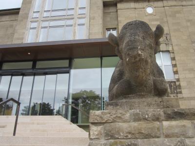 Die neue Treppe der KUNSTHALLE zu Kiel mit Wisent und Eingang Die neue Treppe der KUNSTHALLE zu Kiel mit Wisent und Eingang