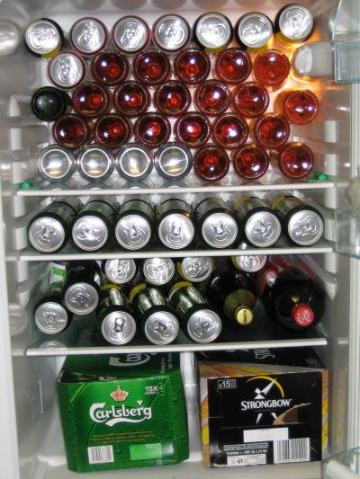 Einer unserer Kuehlschraenke, bis oben hin gefuellt mit alkoholischen Getraenken.