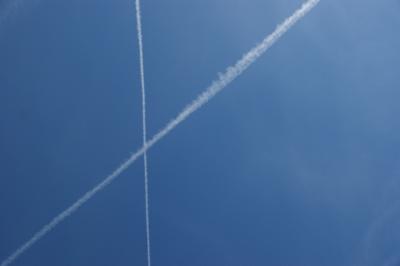 Blauer Himmel mit Kondensstreifen Blauer Himmel mit Kondensstreifen