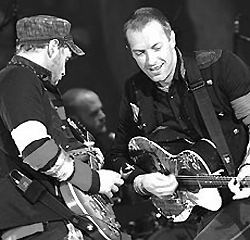 Coldplay: Jonny Buckland - Will Champion - Chris Martin.