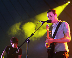 Chris Urbanowicz (Guitar) - Tom Smith (Vocals/Guitar)