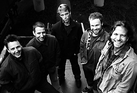 Mike McCready (Gitarre) - Stone Gossard (Gitarre) - Matt Cameron (Drums) - Jeff Ament (Bass) - Eddie Vedder (Gesang, Gitarre)