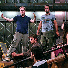 Joss Whedon (links) am Set von "Serenity"