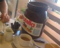 Mit Mega-Nutella beim Frühstück Mit Mega-Nutella beim Frühstück