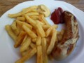 Bratwurst mit Pommes Bratwurst mit Pommes