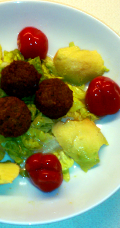 Falafel mit grünem Salat, Avocado und Peppersweet Kirschpaprika Falafel mit grünem Salat, Avocado und Peppersweet Kirschpaprika