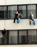 Fensterputzer im Büro Fensterputzer im Büro