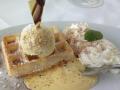 Waffeln mit Vanillesauce und Eis Waffeln mit Vanillesauce und Eis