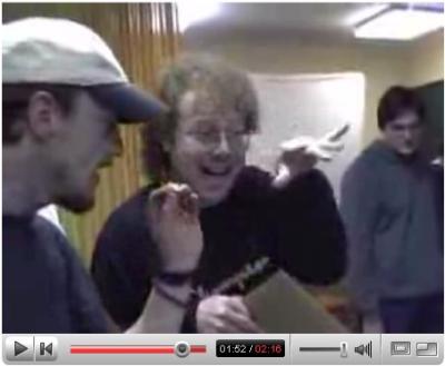 Superman hatte ein wachsames Auge auf die beiden Ganoven. Superman hatte ein wachsames Auge auf die beiden Ganoven.