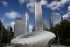 Faszinierende Kulisse: Blick vom Millenium Park auf einige Häuser Downtown in Chicago