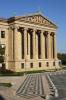 Blick auf den Ostflügel des Philadelphia Museum of Art oberhalb der berühmten "Rocky-Treppe".