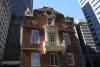 Kleines Haus inmitten von Wolkenkratzern: das Old State House in Boston