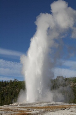 Der Old Faithful Geysir im Yellowstone Nationalpark.