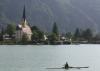 Gar hoheitlich ruht er in einem breiten Tal, das die Sonne mit ihren Strahlen verwöhnt: der Tegernsee.